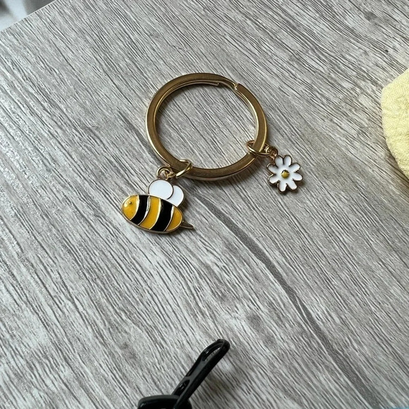 Bumble bee 🐝 cosmetic bag with matching keychain and ponytail. - Picture 8 of 9
